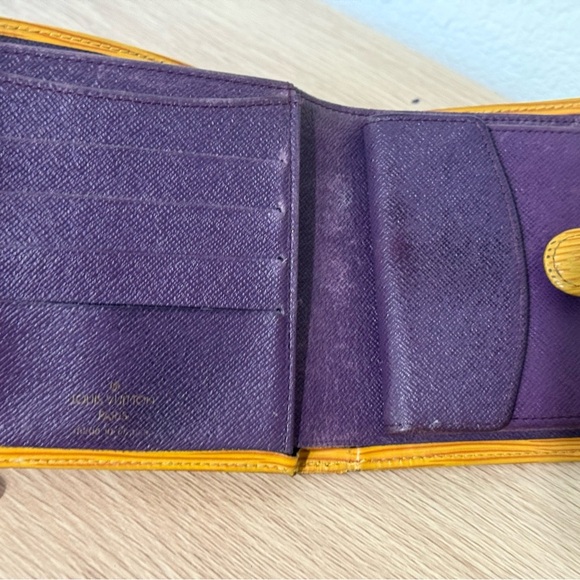 Authentic Vintage Louis Vuitton Epi Leather 1997 Porte-Billets Compact Wallet - Picture 11 of 12